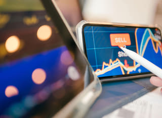 Trader działający na wielu rynkach, analizujący Bitcoin, Ethereum oraz opcje forex